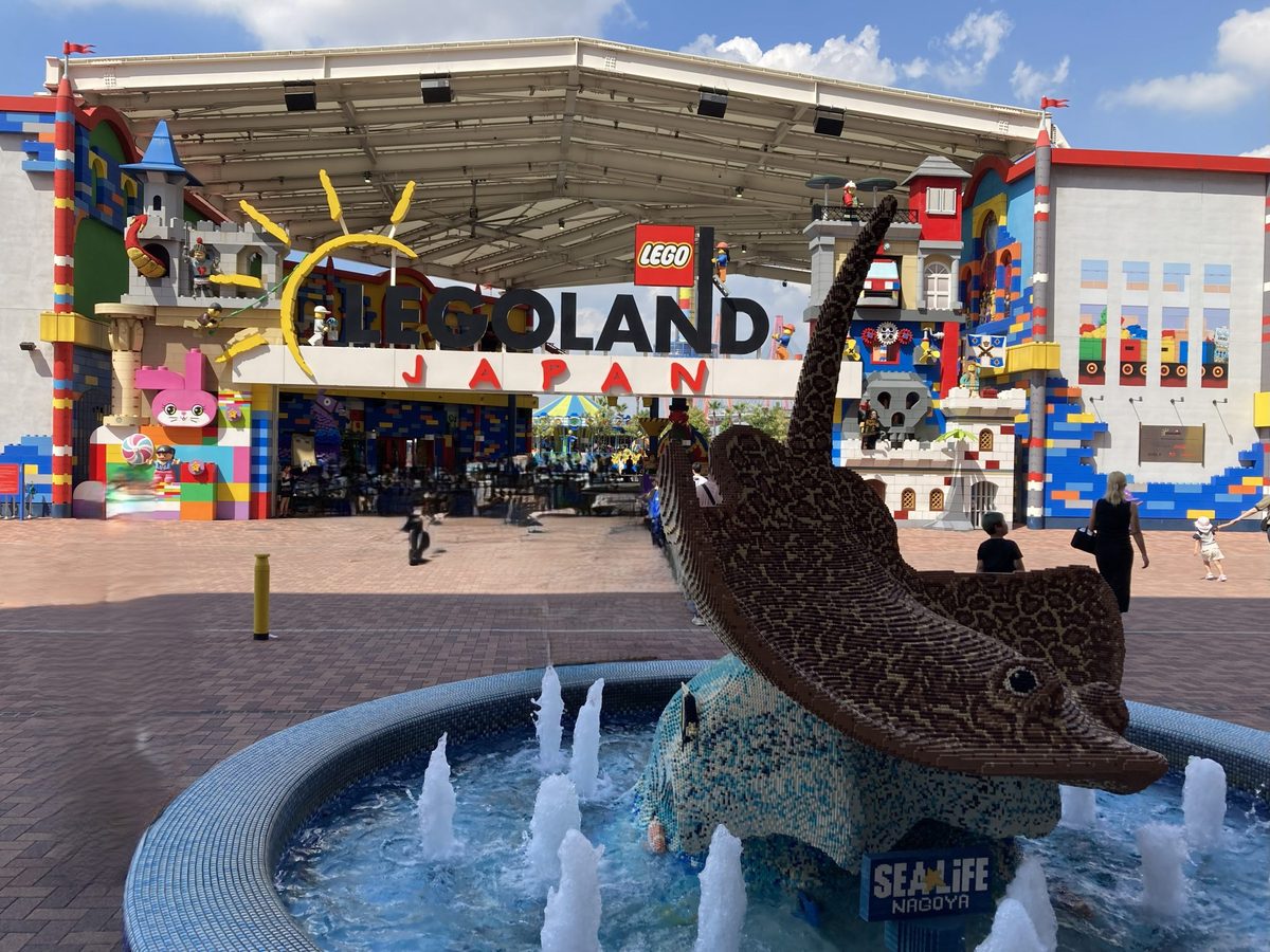 The LEGOLAND Japan main entrance, with a LEGO stingray fountain out front