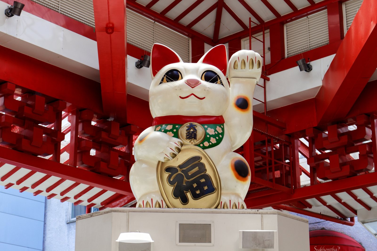 The giant beckoning cat (maneki-neko) under the arcade — an Osu landmark and a favourite meeting spot.