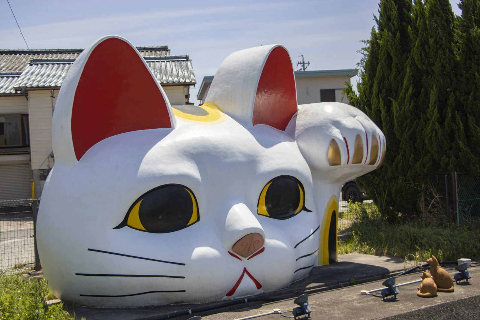 The giant ceramic cat Tokonyan peering down over the street below.
