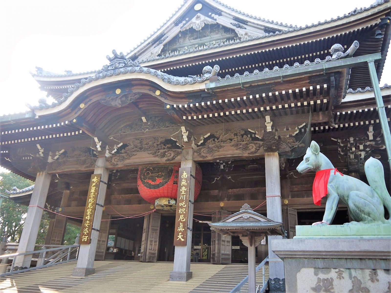 The main hall of Toyokawa Inari, hung with a great red lantern beneath the temple's name.